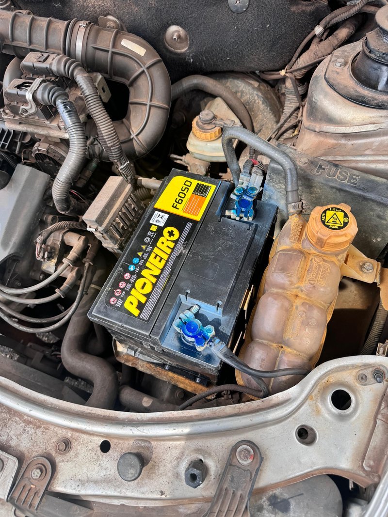 Instalação de bateria Pioneiro no motor do carro